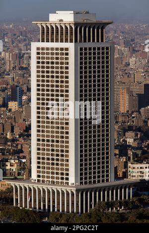 Ägypten, Kairo, Gebäude des Außenministeriums am Nil, vom Kairoer Turm aus gesehen. Stockfoto