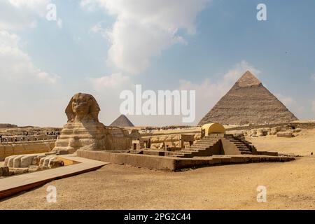 Die große Sphinx und Pyramide von Chephren, Gizeh, Kairo, Ägypten Stockfoto