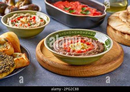 Fava-Bohnen-Dip. Ägyptische, nahöstliche Essensmisshandlungen. Nahöstliches, traditionelles arabisches Frühstück mit faulen, makellosen, mutabbal. Nahaufnahme Stockfoto