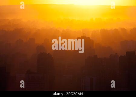 Ägypten, Kairo, Sonnenuntergang über Kairo mit Blick nach Osten vom Kairoer Turm. Stockfoto