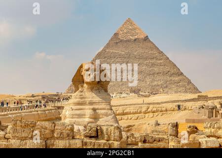 Die große Sphinx und Pyramide von Chephren, Gizeh, Kairo, Ägypten Stockfoto