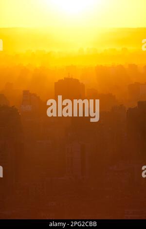 Ägypten, Kairo, Sonnenuntergang über Kairo mit Blick nach Osten vom Kairoer Turm. Stockfoto