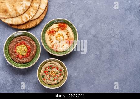 Nahöstliches, traditionelles arabisches Frühstück mit Hummus, Foul und baba ganoush. Draufsicht mit Kopierbereich Stockfoto