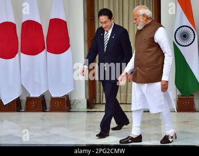 Neu-Delhi, Indien. 20. März 2023. Neu-Delhi, Indien. Indischer Premierminister Narendra Modi mit japanischem Premierminister Fumio Kishida vor ihrem Treffen im Hyderabad-Haus in Neu-Delhi am Montag, den 20. März 2023. Kredit: PRASOU/Alamy Live News Kredit: PRASOU/Alamy Live News Stockfoto
