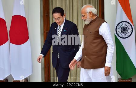 Neu-Delhi, Indien. 20. März 2023. Neu-Delhi, Indien. Indischer Premierminister Narendra Modi mit japanischem Premierminister Fumio Kishida vor ihrem Treffen im Hyderabad-Haus in Neu-Delhi am Montag, den 20. März 2023. Kredit: PRASOU/Alamy Live News Kredit: PRASOU/Alamy Live News Stockfoto