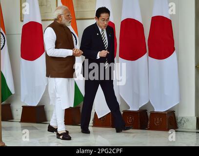 Neu-Delhi, Indien. 20. März 2023. Neu-Delhi, Indien. Der japanische Premierminister Fumio Kishida spricht mit seinem indischen Amtskollegen Narendra Modi vor ihrem Treffen im Hyderabad House in Neu-Delhi am 20. März 2023. Kredit: PRASOU/Alamy Live News Kredit: PRASOU/Alamy Live News Stockfoto