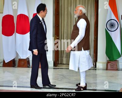 Neu-Delhi, Indien. 20. März 2023. Neu-Delhi, Indien. Premierminister Narendra Modi mit dem japanischen Premierminister Fumio Kishida vor ihrem Treffen im Hyderabad House in Neu-Delhi am Montag, den 20. März 2023. Kredit: PRASOU/Alamy Live News Kredit: PRASOU/Alamy Live News Stockfoto