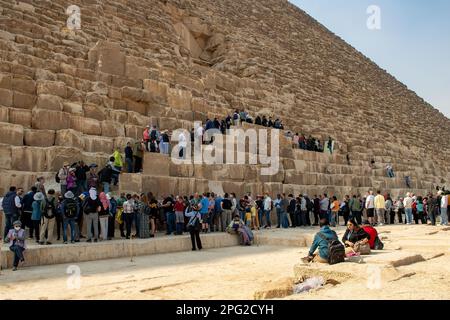 Warteschlange für das Grab der Großen Cheops-Pyramide, Gizeh, Kairo, Ägypten Stockfoto