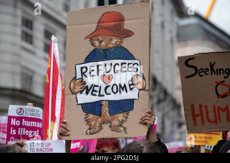 London, Großbritannien. 18. März 2023 Ein Plakat, auf dem der fiktive Paddington Bear, der selbst ein Flüchtling ist, auf der Demo zum Rassismus "Flüchtlinge willkommen" erklärt wird. Stockfoto