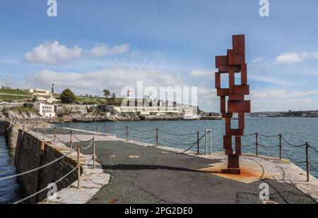 Die Skulptur „Look II“ von Sir Anthony Gormley aus dem Jahr 12ft auf dem West Hoe Pier Plymouth. Eine menschliche Figur blickt auf das Meer hinaus und symbolisiert die Sehnsucht, über das Meer zu reisen Stockfoto