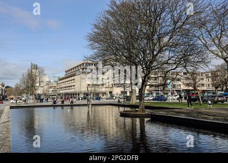 Der Pool am Guildhall Square in Plymouth mit einem geschäftigen Armada Way an einem sonnigen letzten Wintertag am 2023. März Stockfoto