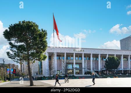 Tirana, Albanien. März 2023. Außenansicht des Nationaltheaters für Oper und Ballett in Tirana auf dem Skenderbej-Platz im Stadtzentrum Stockfoto