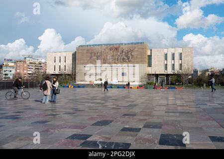 Tirana, Albanien. März 2023. Außenansicht des Nationalmuseums für Geschichte am Skenderbej-Platz im Stadtzentrum Stockfoto