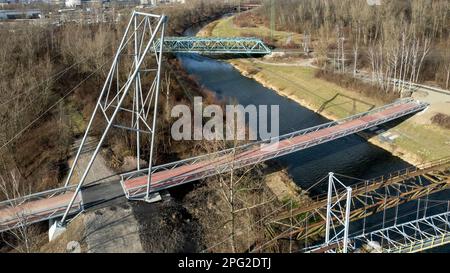 Die neue Fußgängerbrücke über Ostravice, die vom Architekten Josef Pleskot entworfen wurde, verbindet das Stadtzentrum mit dem nationalen Kulturdenkmal Dolni Vitkovice in Stockfoto