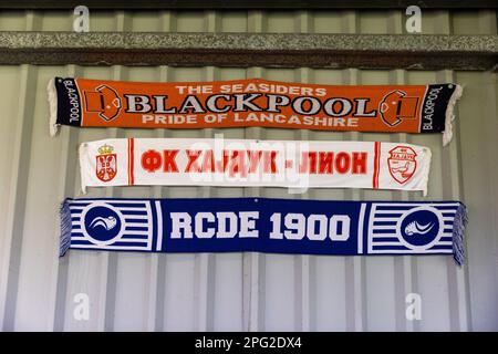 Ein allgemeiner Überblick über die Schals der Fußballmannschaften an den Wänden vor dem Viertelfinalspiel des Vitality FA Pokals bei der Dripping Pan, Lewes. Foto: Sonntag, 19. März 2023. Stockfoto