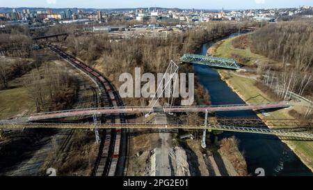 Die neue Fußgängerbrücke über Ostravice, die vom Architekten Josef Pleskot entworfen wurde, verbindet das Stadtzentrum mit dem nationalen Kulturdenkmal Dolni Vitkovice in Stockfoto