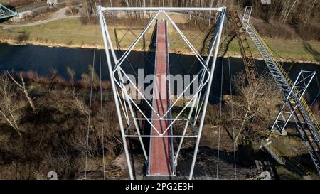 Die neue Fußgängerbrücke über Ostravice, die vom Architekten Josef Pleskot entworfen wurde, verbindet das Stadtzentrum mit dem nationalen Kulturdenkmal Dolni Vitkovice in Stockfoto