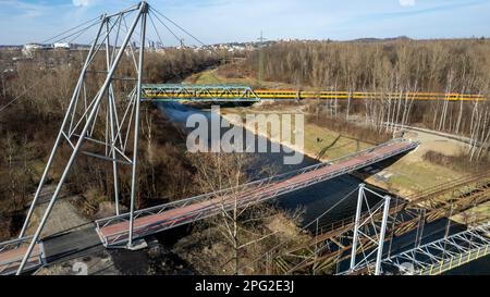 Die neue Fußgängerbrücke über Ostravice, die vom Architekten Josef Pleskot entworfen wurde, verbindet das Stadtzentrum mit dem nationalen Kulturdenkmal Dolni Vitkovice in Stockfoto