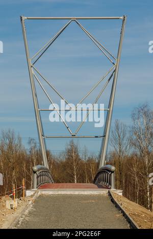 Die neue Fußgängerbrücke über Ostravice, die vom Architekten Josef Pleskot entworfen wurde, verbindet das Stadtzentrum mit dem nationalen Kulturdenkmal Dolni Vitkovice in Stockfoto