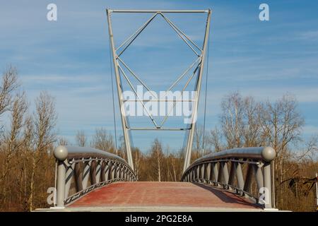 Die neue Fußgängerbrücke über Ostravice, die vom Architekten Josef Pleskot entworfen wurde, verbindet das Stadtzentrum mit dem nationalen Kulturdenkmal Dolni Vitkovice in Stockfoto