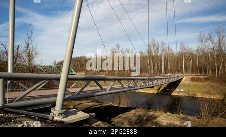 Die neue Fußgängerbrücke über Ostravice, die vom Architekten Josef Pleskot entworfen wurde, verbindet das Stadtzentrum mit dem nationalen Kulturdenkmal Dolni Vitkovice in Stockfoto