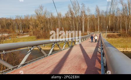 Die neue Fußgängerbrücke über Ostravice, die vom Architekten Josef Pleskot entworfen wurde, verbindet das Stadtzentrum mit dem nationalen Kulturdenkmal Dolni Vitkovice in Stockfoto