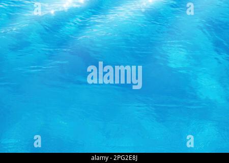 Klare, transparente blaue Wassertextur; wunderschöner Sommer tropischer Urlaub suny Sandstrand Hintergrund Stockfoto