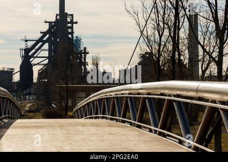 Die neue Fußgängerbrücke über Ostravice, die vom Architekten Josef Pleskot entworfen wurde, verbindet das Stadtzentrum mit dem nationalen Kulturdenkmal Dolni Vitkovice in Stockfoto