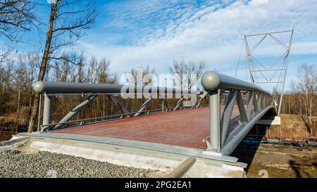 Die neue Fußgängerbrücke über Ostravice, die vom Architekten Josef Pleskot entworfen wurde, verbindet das Stadtzentrum mit dem nationalen Kulturdenkmal Dolni Vitkovice in Stockfoto