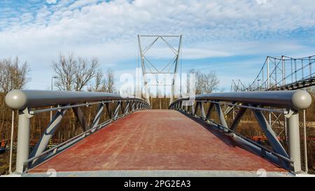 Die neue Fußgängerbrücke über Ostravice, die vom Architekten Josef Pleskot entworfen wurde, verbindet das Stadtzentrum mit dem nationalen Kulturdenkmal Dolni Vitkovice in Stockfoto