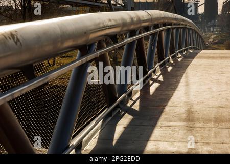 Die neue Fußgängerbrücke über Ostravice, die vom Architekten Josef Pleskot entworfen wurde, verbindet das Stadtzentrum mit dem nationalen Kulturdenkmal Dolni Vitkovice in Stockfoto