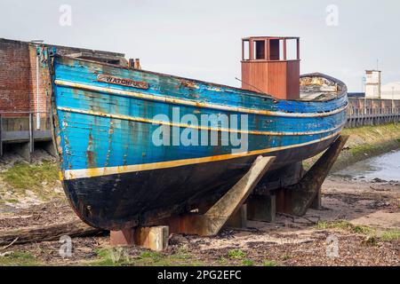 Ein stillgelegtes Fischerboot diente als Denkmal für die heute überflüssige Fischereiflotte, die einst den Ayr Harbour Fish Market, Ayr, Ayrshire, Schottland, Großbritannien, nutzte Stockfoto