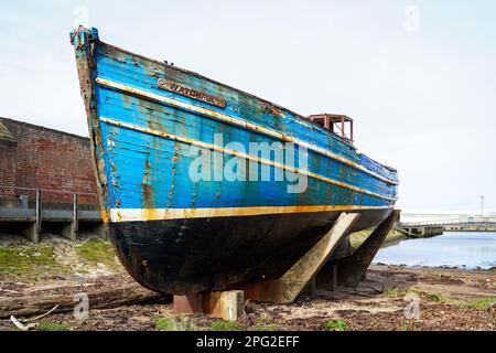 Ein stillgelegtes Fischerboot diente als Denkmal für die heute überflüssige Fischereiflotte, die einst den Ayr Harbour Fish Market, Ayr, Ayrshire, Schottland, Großbritannien, nutzte Stockfoto