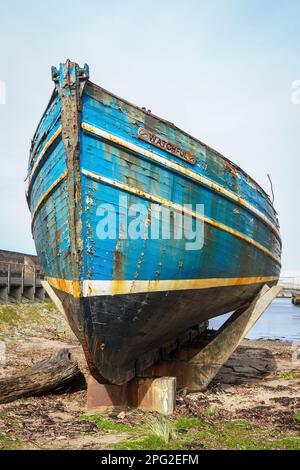 Ein stillgelegtes Fischerboot diente als Denkmal für die heute überflüssige Fischereiflotte, die einst den Ayr Harbour Fish Market, Ayr, Ayrshire, Schottland, Großbritannien, nutzte Stockfoto