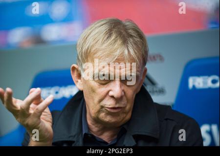 Hamburg, Deutschland. 27. Aug. 2011. ARCHIVFOTO: Volker FINKE wird am 24. März 2023 75, Sportdirektor Volker FINKE, K, Porträt, Geste, Geste, Fußball 1. Bundesliga, Spieltag 4, HSV Hamburg Hamburg (HH) - FC Köln (K) 3:4, am 27. August 2011 in Hamburg/Deutschland? Kredit: dpa/Alamy Live News Stockfoto