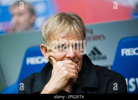 Hamburg, Deutschland. 27. Aug. 2011. ARCHIVFOTO: Volker FINKE wird am 24. März 2023 75. Sportdirektor Volker FINKE, K, Porträt, Geste, Geste, Fußball 1. Bundesliga, Spieltag 4, HSV Hamburg Hamburg (HH) - FC Köln (K) 3: 4, am 27. August 2011 in Hamburg/Deutschland? Kredit: dpa/Alamy Live News Stockfoto