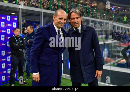 Mailand, Italien. 19. März 2023. Cheftrainer Massimiliano Allegri (M) von Juventus gesehen mit Cheftrainer Simone Inzaghi (R) von Inter vor dem Spiel der Serie A zwischen Inter und Juventus in Giuseppe Meazza in Mailand. (Foto: Gonzales Photo/Alamy Live News Stockfoto