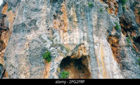 Nahaufnahme des erodierten Sandsteinfelsen des Berges. Geologische Formationen. Stockfoto