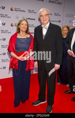 ARCHIVFOTO: Fritz PLEITGEN wäre am 21. März 2023 85 geworden, Fritz PLEITGEN mit seiner Frau Gerda, Red Carpet, Red Carpet Show, Ball des Sports auf 04.02.2017 in Wiesbaden Â Stockfoto