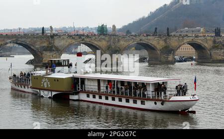 Historisches Dampfschiff (Paddeldampfer) Labe mit Touristen auf der Moldau während des Moldau-Tages in Prag, Tschechische Republik, 19. März 2023. (CTK-Foto/Mi Stockfoto