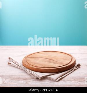 Genießen Sie ein exquisites Erlebnis mit diesem hochwertigen Holzpizzabrett und Serviette. Stockfoto