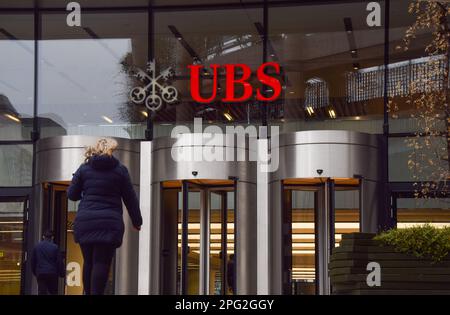 London, England, Großbritannien. 20. März 2023. Allgemeiner Überblick über die Büros der UBS UK in der City of London, da der Schweizer Bankriese seine Übernahme der in Schwierigkeiten befindlichen Bank Credit Suisse bekannt gibt. (Kreditbild: © Vuk Valcic/ZUMA Press Wire) NUR REDAKTIONELLE VERWENDUNG! Nicht für den kommerziellen GEBRAUCH! Stockfoto