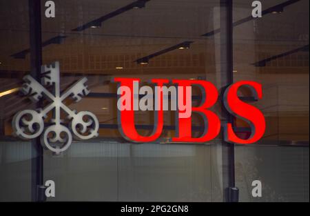 London, England, Großbritannien. 20. März 2023. Allgemeiner Überblick über die Büros der UBS UK in der City of London, da der Schweizer Bankriese seine Übernahme der in Schwierigkeiten befindlichen Bank Credit Suisse bekannt gibt. (Kreditbild: © Vuk Valcic/ZUMA Press Wire) NUR REDAKTIONELLE VERWENDUNG! Nicht für den kommerziellen GEBRAUCH! Stockfoto