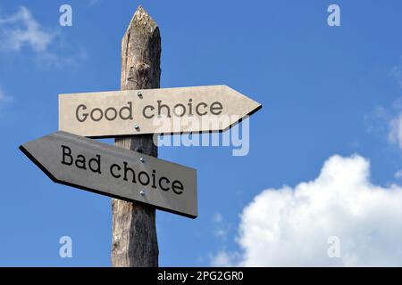 Gute Wahl oder schlechte Wahl - Holzschilder mit zwei Pfeilen, Himmel mit Wolken Stockfoto