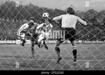 Duisburg, Deutschland. 08. April 2013. ARCHIVFOTO: Bernhard DIETZ wird am 22. März 2023 75 Jahre alt, Bernhard DIETZ, Left, MSV Duisburg, Erzielt ein Tor, Torschuss, rechts Sepp MAIER, Torwart FC Bayern München, geschlagen, Action, SW Aufnahme, im Spiel MSV Duisburg - FC Bayern München 6: 3 am 5. November 1977, Guthaben: dpa/Alamy Live News Stockfoto