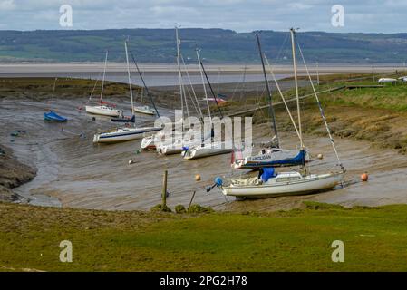 Segelboote, die bei Ebbe in der Flussmündung des Flusses Severn, Oldbury-on-Severn, South Gloucestershire, England, Großbritannien, auf Schlamm ausgesetzt waren Stockfoto