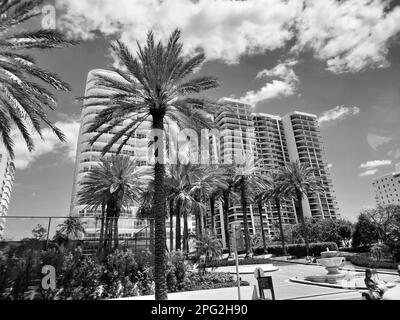 Sunny Isles, USA - 22. März 2021: Skyline tropischer Resorts am bewölkten Himmel Stockfoto