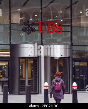 London, England, Großbritannien. 20. März 2023. Allgemeiner Überblick über die Büros der UBS UK in der City of London, da der Schweizer Bankriese seine Übernahme der in Schwierigkeiten befindlichen Bank Credit Suisse bekannt gibt. (Kreditbild: © Vuk Valcic/ZUMA Press Wire) NUR REDAKTIONELLE VERWENDUNG! Nicht für den kommerziellen GEBRAUCH! Stockfoto