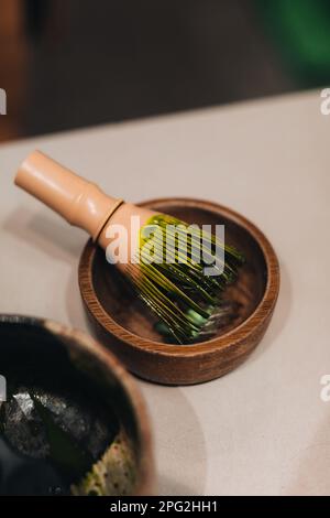 Chasen oder Bamboo Schneebesen ein Werkzeug zum Mischen von grünem Matcha-Teepulver. Stockfoto