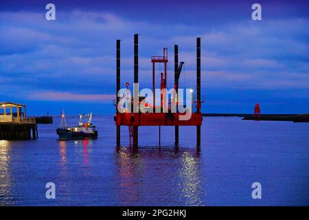 SKATE-3E-Bohrwagen von Immingham, Probebohrungen bei Nacht am Tyne-Flussbett für das neue North Shields Fährterminal Stockfoto